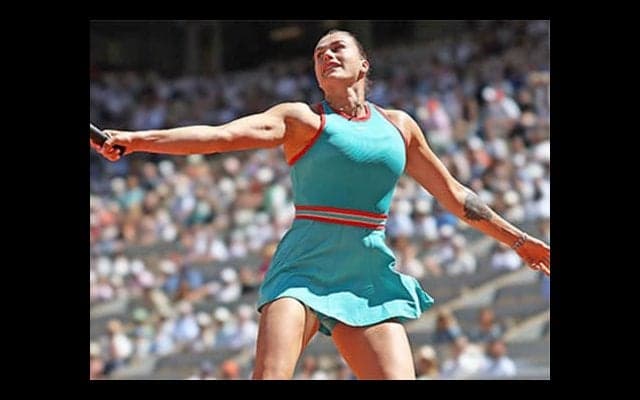  世界1位 相手寄せ付けず16強 