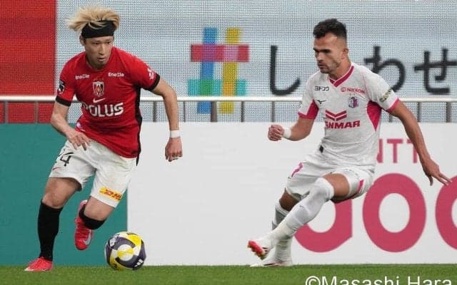 松尾佑介のパス選択が示した｢裏パターンの充実｣、ラファエル・ハットンの豪快ヘッドで浮き彫りになった｢守備の行き違い｣【浦和vsC大坂】試合分析(1)