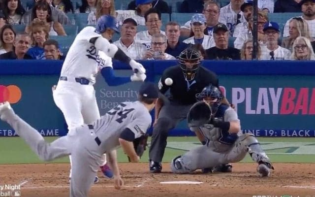 なんで打った…？ 大谷翔平、悪球打ちで“まさかの光景”「信じられない」人間離れした“強引アーチ”→ジャッジのはるか頭上を“爆速通過”