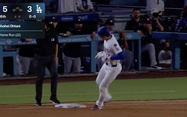 一体、何が起きた…？ 大谷翔平に“まさかのハプニング”「どうした」「危ねっ！」 豪快アーチ→突然“急停止”して戻る… ファン騒然