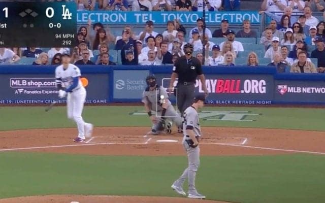 どうなってんだ…？ 大谷翔平の高速打球で“異変”「動かない」 いきなり“初球被弾”→投手のリアクションが話題に「エグすぎる」