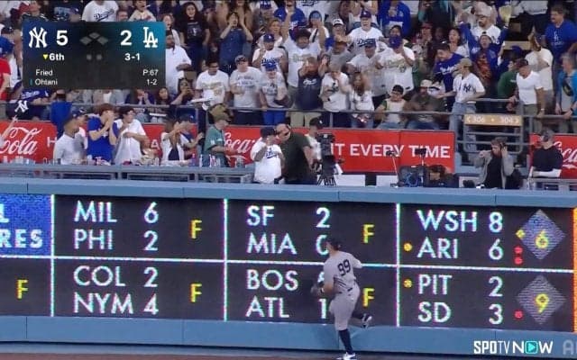 ジャッジ唖然！大谷翔平、22号弾が頭上を通過…“ムーンショット弾”に決死のジャンプ「ジャッジ越え弾」の光景話題に