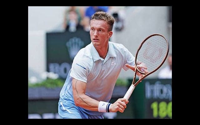  完敗で相手コーチに慰められる 