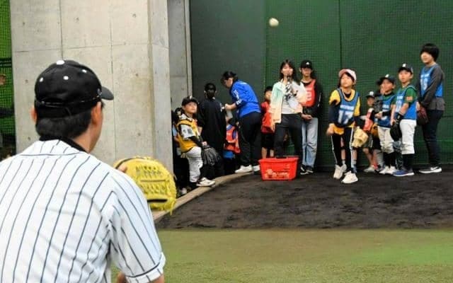 元阪神・桧山さん、能見さんが小学生らに野球教室