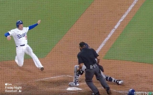 どうなってんの…？ フリーマン、想定外の本塁突入で“まさかの光景”「乱闘かな？w」「角度ヤバい」スライディングの角度がスゴいことになる