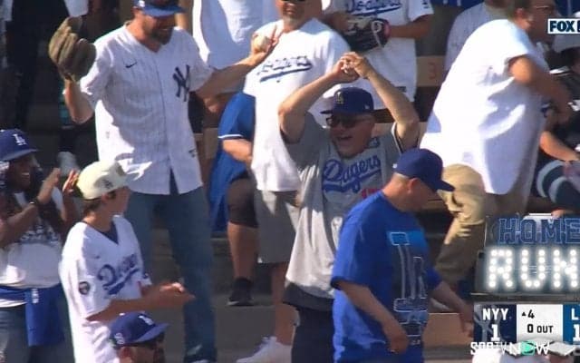 さすがの千両役者！ジャッジ、20号HRに思わず“ほっこり”の珍シーン 大谷翔平ファンがボールゲットで『やったぜ！』顔に