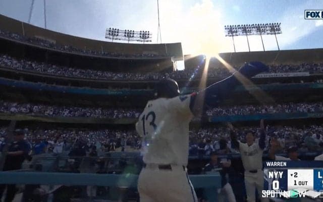 ひまわりシャワーは任せろ！大谷翔平、マンシーの通算200号達成を駆け寄って祝福 監督からの背中“バシン”で即座退散も