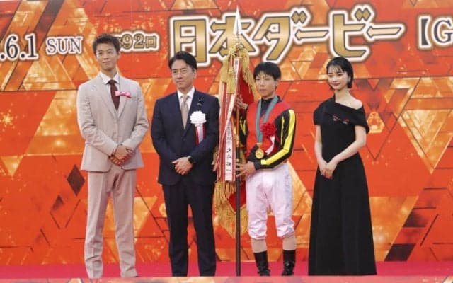 【日本ダービー】見上愛＆竹内涼真がプレゼンター、名勝負に感動