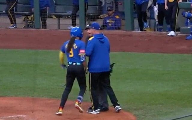 ふざけるなよ！“誤審騒ぎの審判”にブチギレ「完全に誤審」「辞めさせろ」 “疑惑の判定”に猛突進→逆ギレ退場処分が物議を醸す