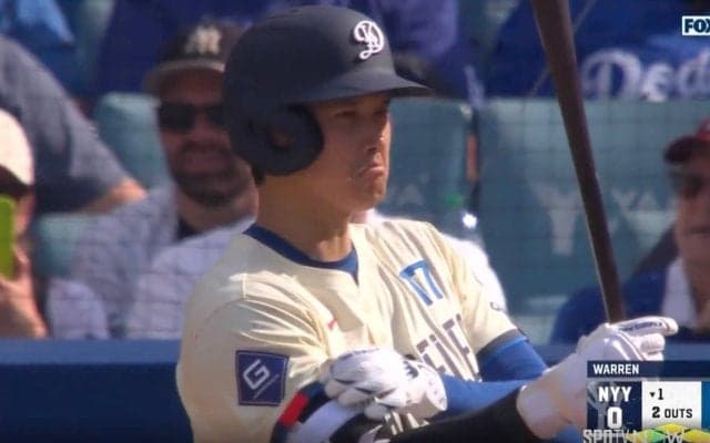 一体、何が起きた？ 大谷翔平にハプニング…“まさかの展開”「この顔」「どうしたの」 打席に立った瞬間に“珍光景”… ファン騒然