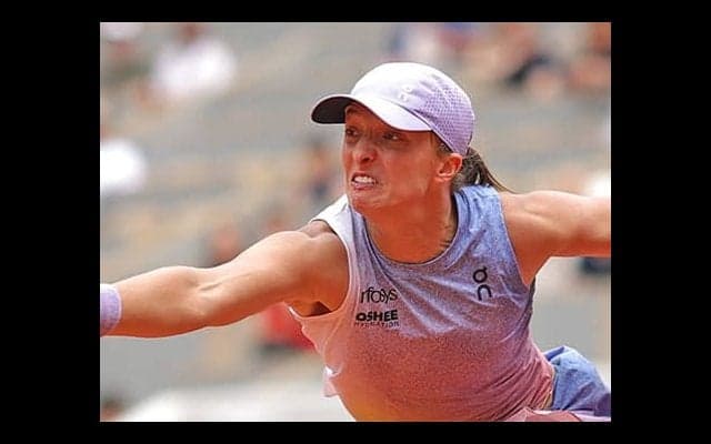  女王 大逆転勝ちで4連覇へ望み繋ぐ 