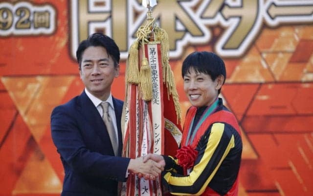 【日本ダービー】小泉進次郎農水大臣が表彰式に登場…スタンドから「コメー！」の声援