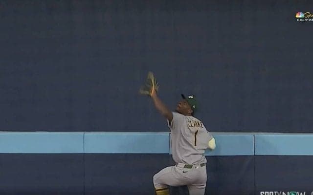 どうなってるの…！？ フェンスを登って“まさかの本塁打キャッチ”「ヤバすぎる」 120m大飛球を好捕してしまう“超絶ファインプレー”… ファン騒然