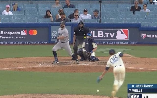 「ガチで危ない」野手登板キケに“まさかのハプニング”！ 約80キロ超スローカーブ→“強烈ピッチャーライナー”が飛ぶ… ファン騒然「ヘッドギア正解」