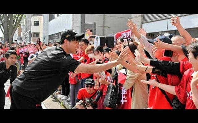 B1・三遠フェニックスが中地区優勝でパレード　豊橋が赤く染まる