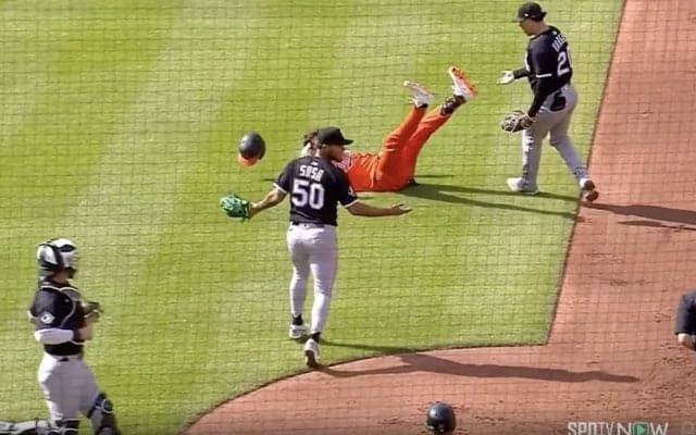 あわや乱闘勃発！ 戻ってタックル？“謎すぎる危険走塁”「そりゃキレる」「当たり屋かな」両軍ベンチ総動員で一触即発の事態に