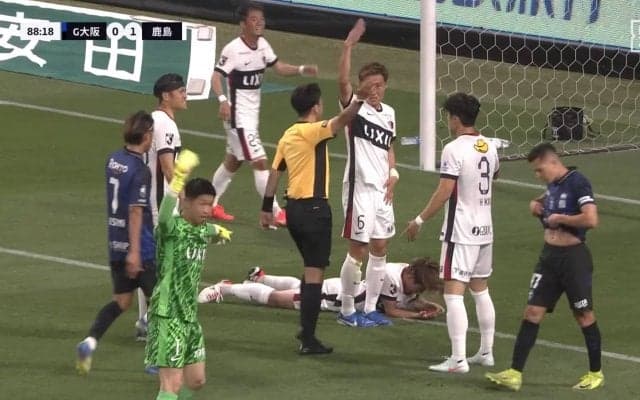 「今の出血量えぐい」「大丈夫か」激しい接触→頭部からの流血にスタジアム騒然「なんでヘッドギア脱いだんだ」再負傷のDFに心配の声