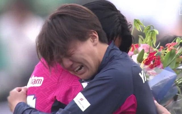 「他サポだけど泣いた」「真司もこの曲で…」香川真司は笑顔で送り出し...海外挑戦のC大阪・北野颯太、チームメイト大号泣の退団セレモニーにファン涙腺崩壊