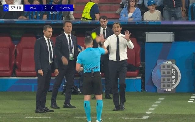 「何キレてんねん」インテル指揮官、情熱爆発の“謎ジェスチャー”が話題「ミスタービーンのような動き」ファウルに激昂?→イエローカードをもらった瞬間