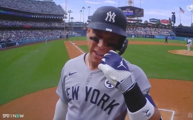 まさかのストライク判定？ジャッジ、山本由伸の“胸元エグる”内角球に仰け反る→球審にひと言…異例シーンに注目「怖かったな今の」