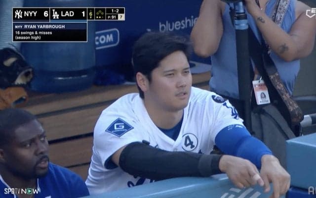 「右手だから投げる方の手か」大谷翔平の“指先”に元NPB監督が注目…ライブBPの影響？実況も即座に反応「ちょっと傷つけたのかも」