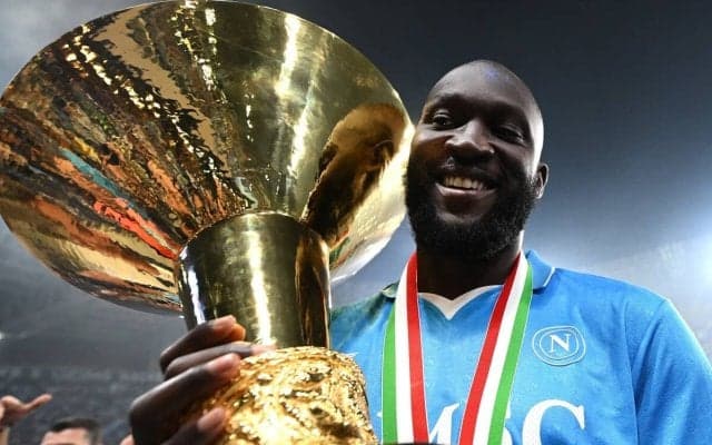 ナポリのセリエＡ優勝の背景に動かない「古のストライカー」　ロメル・ルカクをどう機能させたのか