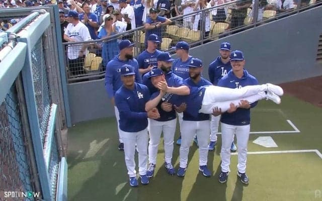 誰が“生け捕り”に！？ド軍ブルペンの笑撃パフォーマンスが話題沸騰「なにやってんの」「また遊んでるし」ファンほっこり