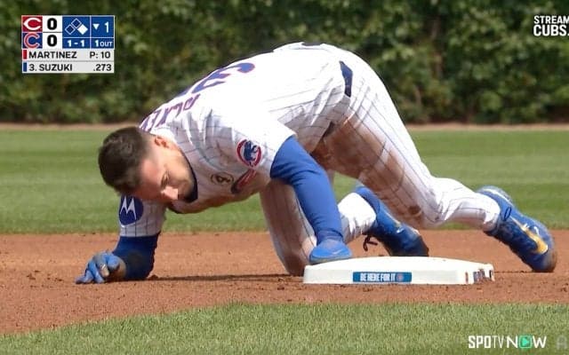 球場騒然！鈴木誠也の打席でアクシデント…カブス同僚の顔面にヘルメット直撃　塁上で動けなくなり“苦悶”