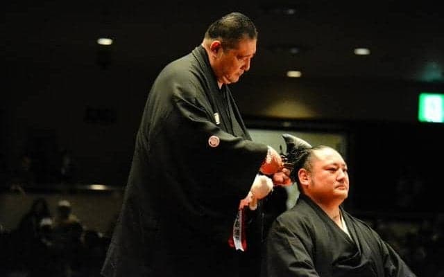 「この土俵から見る景色は一生の宝物」　延岡出身の琴恵光が断髪式