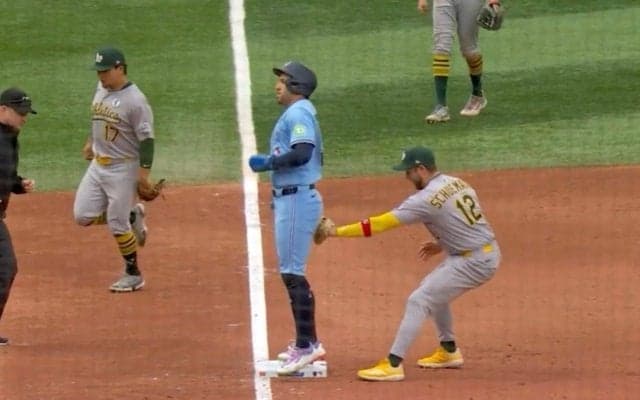 何してんだよ！走者が“ありえない走塁死”… まさかの珍事「マジかw」「これは酷い」野手が背後から忍び寄って“ハプニング発生”
