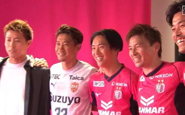 「清水エスパルス香川真司爆誕！？」「似合いすぎ」香川＆乾のユニ交換が話題沸騰「ゴージャスが過ぎる」柿谷、毎熊ら豪華“戦友”集合写真でファン歓喜