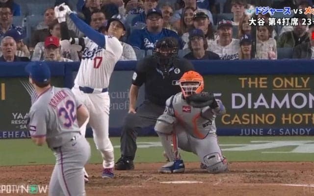 大谷翔平、特大ホームランでも“不満”？ 観客総立ちのムーンショット→カメラが捉えたベンチでの“苦笑い”リアクション