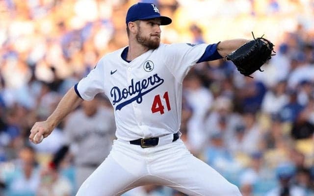 試合前、ド軍ロッカーから姿を消した右腕　私服姿で悲壮…わずか1週間での“戦力外通告”