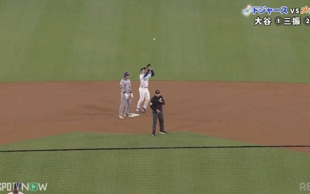 あぶない！ ドジャース戦で珍事発生…とんでもない大暴投→審判の“ファインプレー”で全員苦笑いの一部始終「ナイス塁審ｗ」
