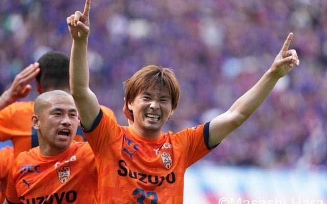 ｢やっぱ乾と香川のコンビは永遠やな｣元日本代表“黄金コンビ”の桜＆橙ユニフォーム交換ショットが話題！｢すーっごくお似合い｣｢香川さんもエスパルス似合うw｣の声