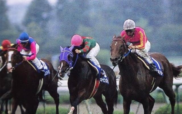 1年間無敗で駆け抜ける“世紀末覇王” ライバル・メイショウドトウの初対決となった2000年の宝塚記念