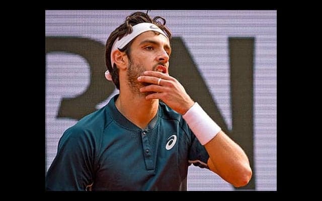  線審にボール蹴り当てるも失格ならず 