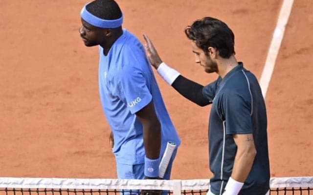 「苛立ちからテニスボールを蹴り」審判直撃も“注意のみ”　対戦相手が「滑稽だ」…全仏OPで「明らかに一貫性がない」