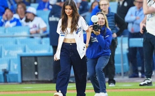 ド軍戦に降臨した“世界No.1美女”　へそ見せ女優の投球に悶絶…ナインも笑顔