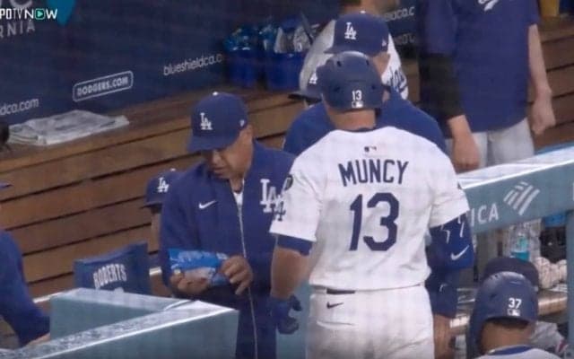 ベンチに“異変”…いつもと違う？ ド軍大砲にハプニングで“まさかの展開”　豪快アーチ直後に起きた“珍光景”