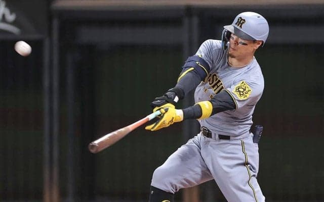 佐藤輝明が「パにいなくて良かった」　投手呆然の“理不尽弾”、ファンお手上げ「エグすぎるて…」