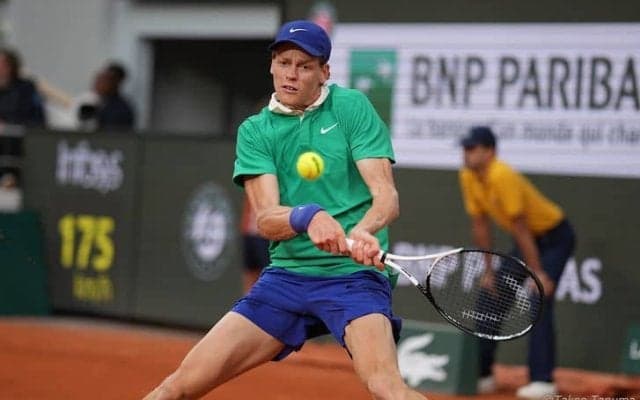 世界1位シナー、盤石の試合運びで2年連続ベスト4！世界62位を寄せつけず完勝[全仏オープン]