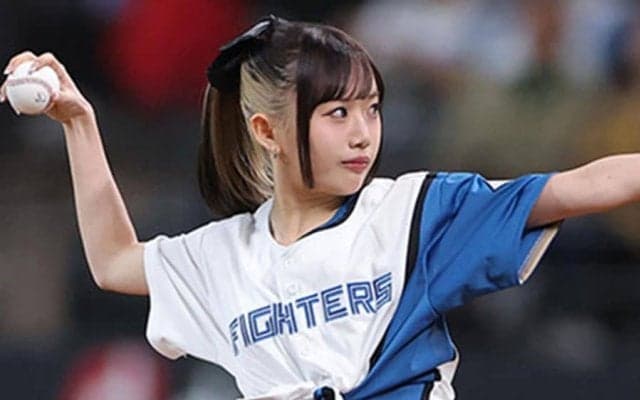 “へそチラ美女”が「可愛すぎる」　大暴投に赤面も…足長豪快フォームで魅了「ビジュ神」