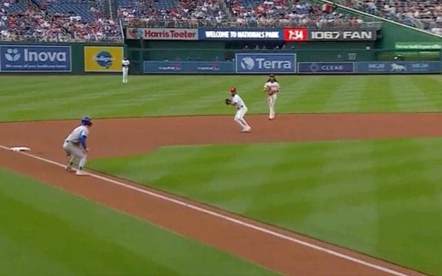 一体、何が起きた！？ 爆速男の“謎の動き”にイライラ「行かないんかい！」相手野手が混乱… カブスのPCA、絶妙すぎる“トリック走塁”にファン騒然