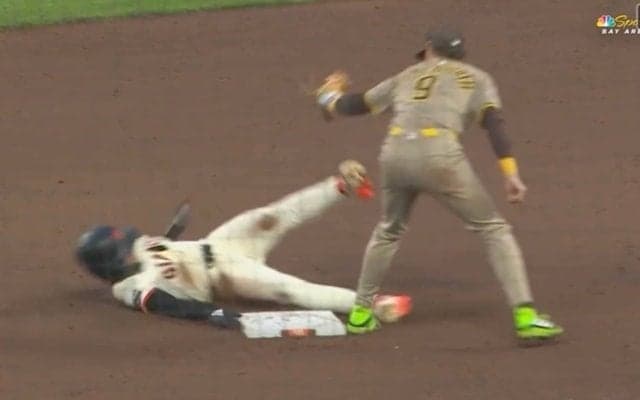 体はどうなってる！？ “韓国のイチロー”が神盗塁「忍者どころじゃない」完全アウトのタイミングなのに… イ・ジョンフの体勢がスゴいことになる
