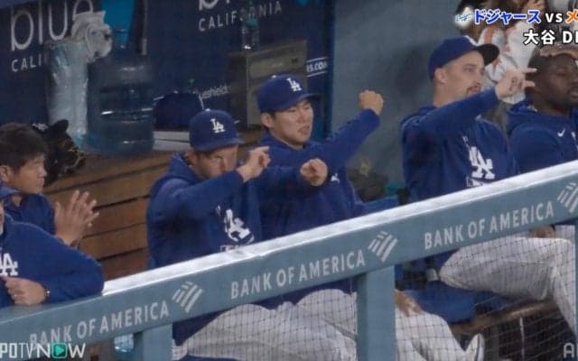 「カーショーなにしてんw」大谷翔平、痛烈ヒットで“異様な光景”「かわいw」「ワロタ」ド軍ベンチでの一幕が話題