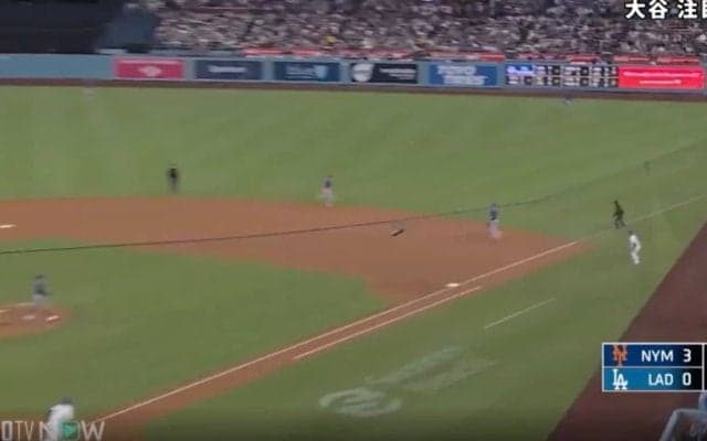 ウソでしょ…？ 大谷翔平、打ち損じて爆速打球…”まさかの光景”「怖すぎ…」172キロ“弾丸ヒット”→相手野手が動けない「どん詰まりなのに」