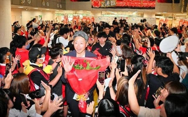 バスケB1中地区優勝おめでとう！三遠の選手を市民ら500人が祝福