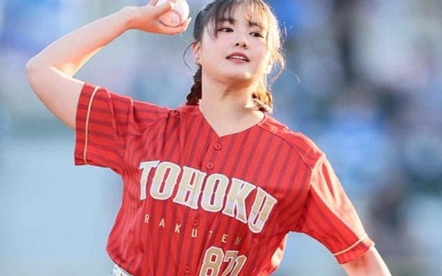 話題の“人気美女”が「可愛すぎる」　ゆるふわノーバウンド投球にファン歓喜「最高ですか！」