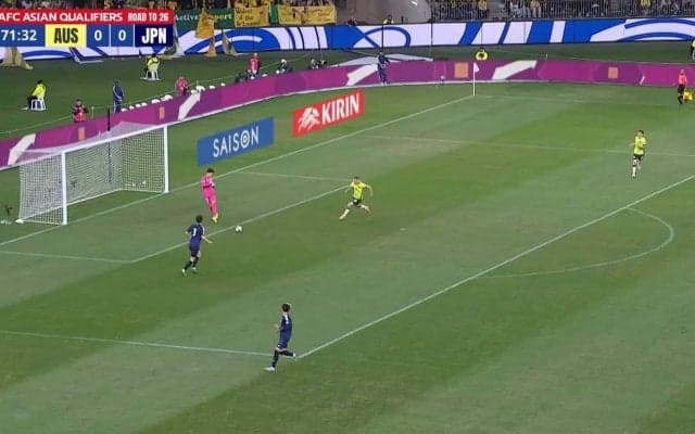 「やらかした」日本代表GK・谷晃生、自陣ゴール近くで痛恨のパスミス→大ピンチに「またやってるやん」「あぶねぇ」「ゴール前でミスは怖すぎる」あわや失点キックミスの瞬間